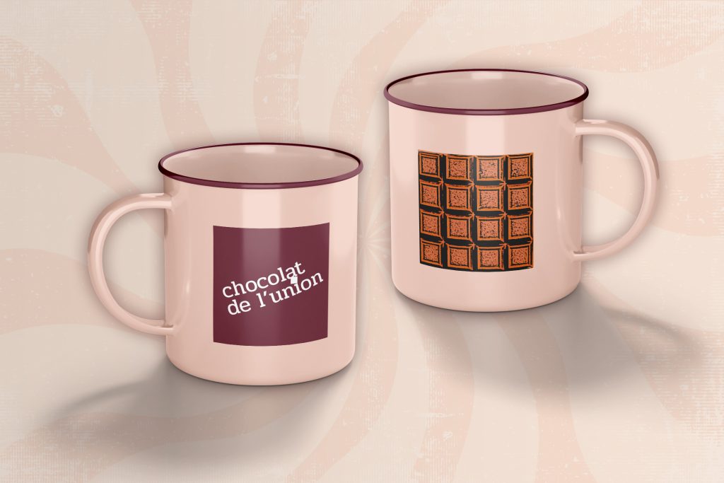 Deux mugs beiges promotionnels de chocolat de l'union montrant le logo d'un côté et une tablette de chocolat carrée dans un style BD de l'autre.